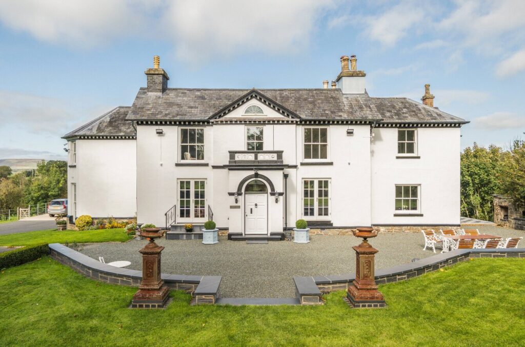 Photograph of Howey, Llandrindod Wells, Powys, LD1 5PT: Building exterior, from the original listing