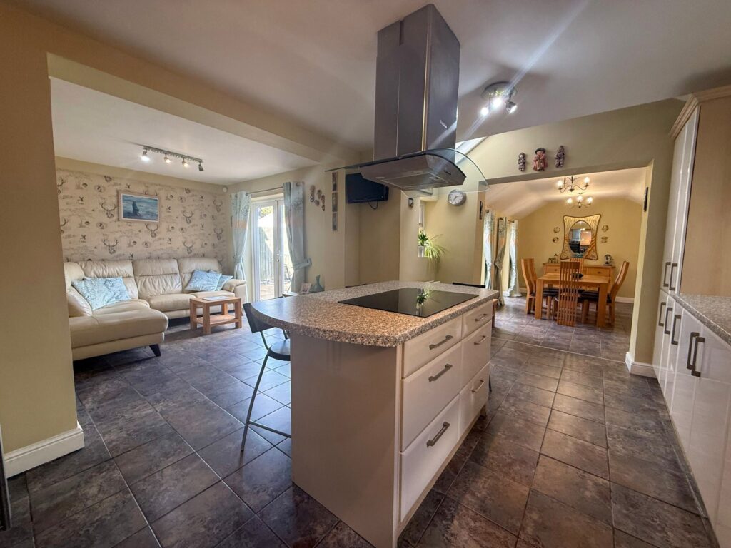 Photograph of Northampton Road, Earls Barton, Northampton, Northamptonshire, NN6 0HA: Interior, from the original listing