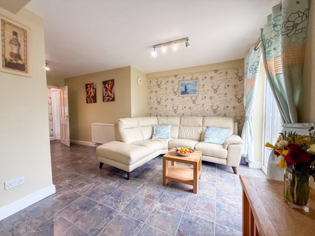 Photograph of Northampton Road, Earls Barton, Northampton, Northamptonshire, NN6 0HA: Interior, from the original listing