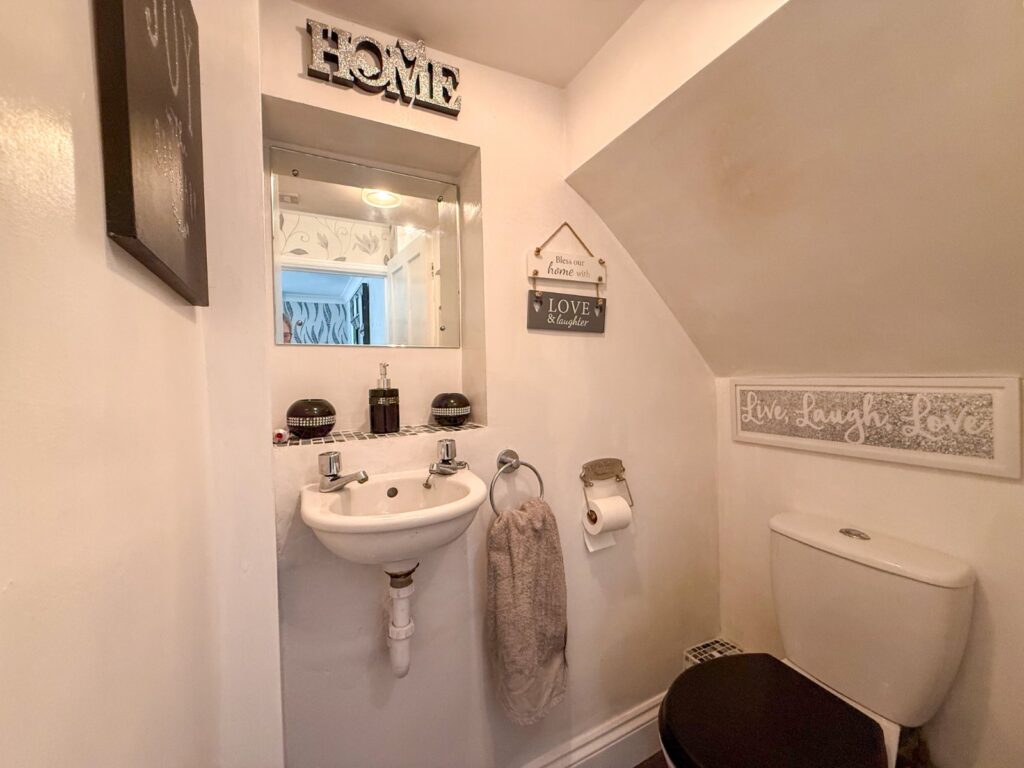 Photograph of Northampton Road, Earls Barton, Northampton, Northamptonshire, NN6 0HA: Interior, from the original listing